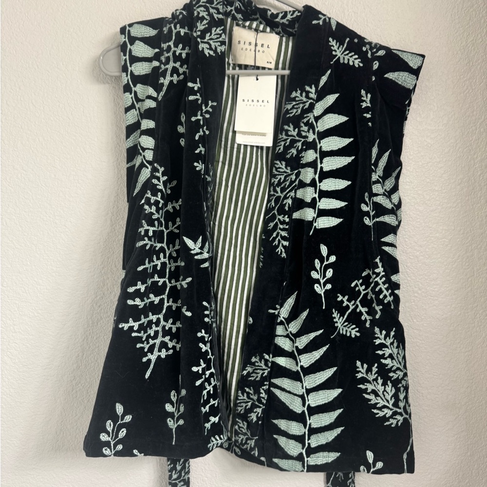 Sissel Black and White Leaf Print Vest